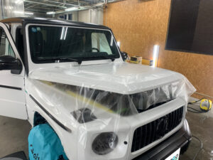 メルセデスAMG G63のボンネットに施工されたプロテクションフィルム。広いフラット形状のボンネットを透明フィルムで保護し、飛び石や洗車傷対策を行っている。