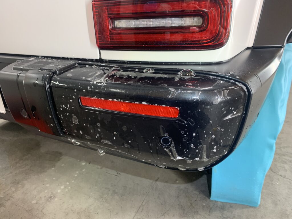 メルセデスAMG G63のリアバンパーに施工されたプロテクションフィルム。荷物の積み下ろしや飛び石による傷が入りやすいリア周りを透明フィルムで保護している。