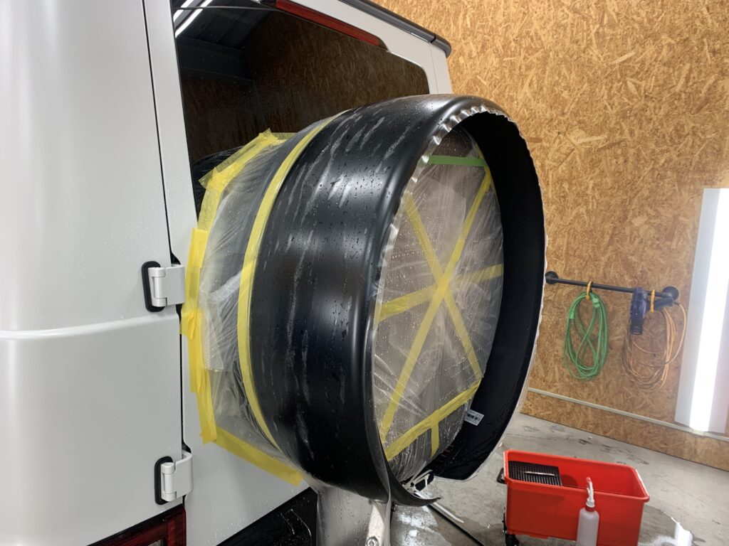 メルセデスAMG G63のスペアタイヤカバーに施工されたプロテクションフィルム。立体的なカバー形状にも合わせて丁寧にフィルムを貼り込み、傷や汚れから保護している。
