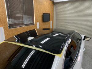 レクサスLS500hのルーフラッピング施工中 大判フィルムを使用した一枚貼り作業