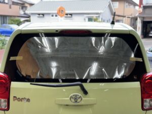 トヨタ ポルテのリアガラスに合わせてフルメタルフィルムを熱成型している様子