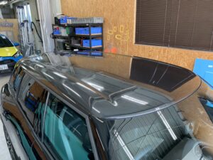 MINI F54クラブマンのルーフに施工したカーボンプロテクションフィルムの完成状態