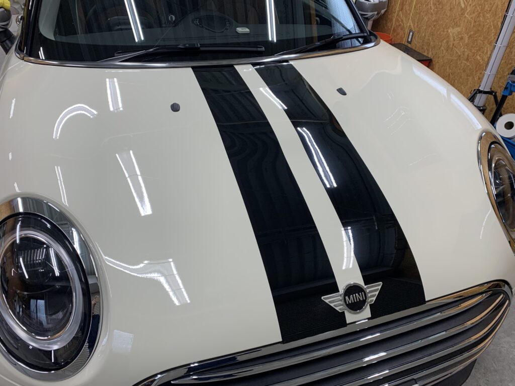 完成後のボンネットストライプ全景