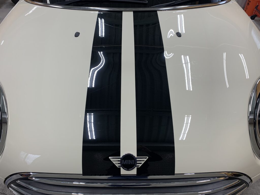 完成後のボンネットストライプ全景