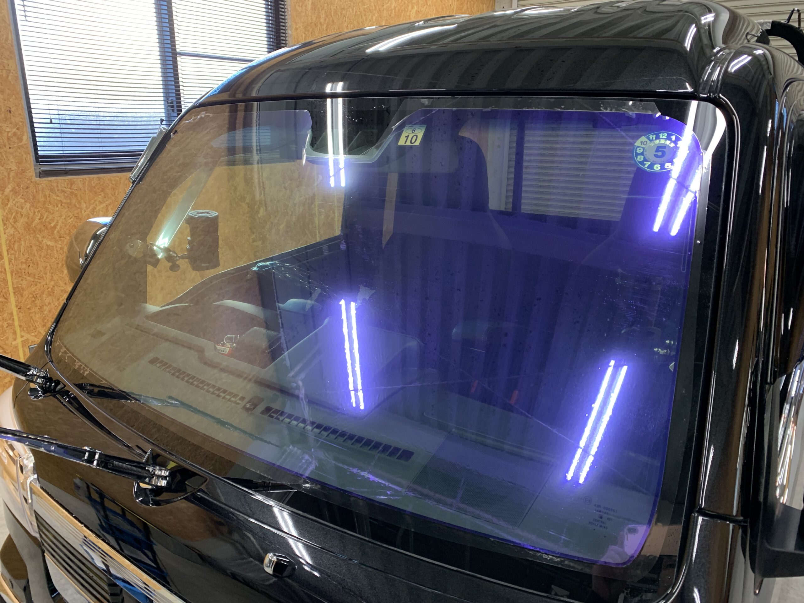屋内照明下で見たハイゼット フロントガラスに施工したピュアゴーストIRML88の透明感と反射