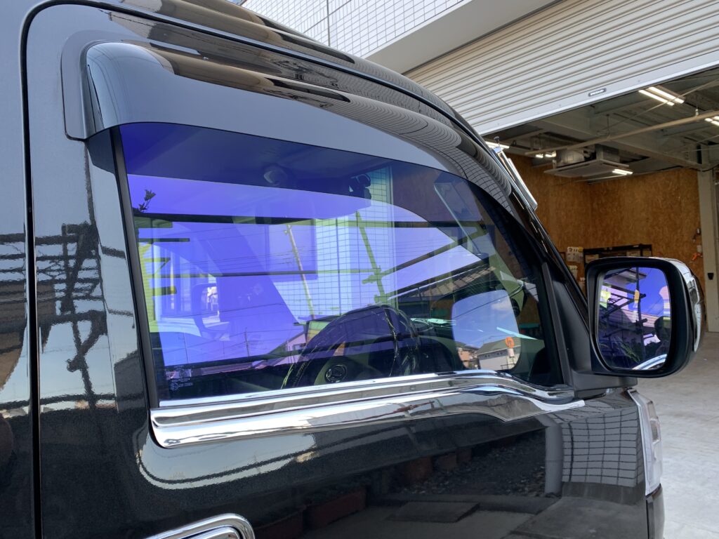 屋外で斜めから見たハイゼットのフロントガラスに現れる青紫色のゴースト反射