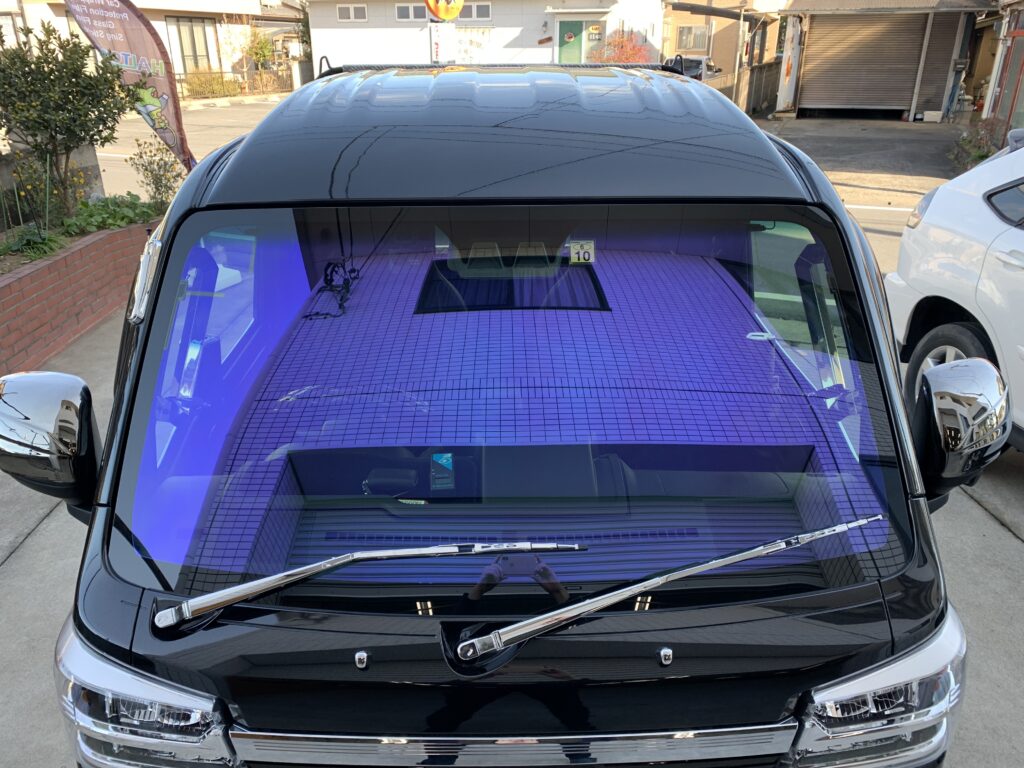 ■ ハイゼット × ゴーストフィルムの相性

ハイゼットは、

フロントガラスが立ち気味

ガラス面積が広い

ため、
ゴーストフィルムの反射が非常に分かりやすく出ます。

日中の屋外では、

正面：淡いブルー

斜め：青紫の偏光

と、
商用車とは思えない存在感 を演出します。