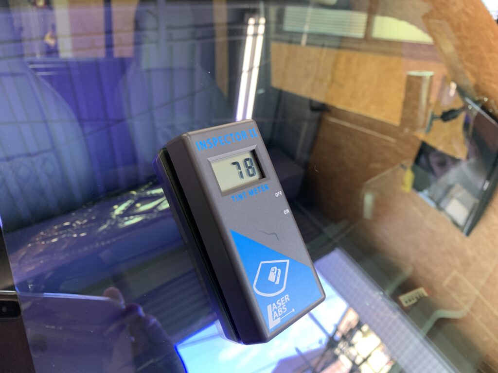 簡易測定器TM2000でフロントガラスに施工したピュアゴーストIRML88の可視光線透過率を測定している様子（78％表示）
