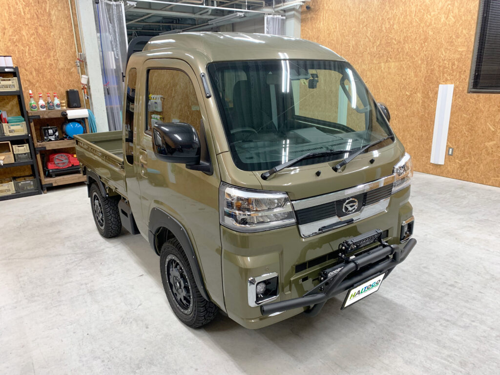 群馬のカーラッピング専門店で施工前のダイハツ・ハイゼット、フロントグリルが未ラッピングの状態