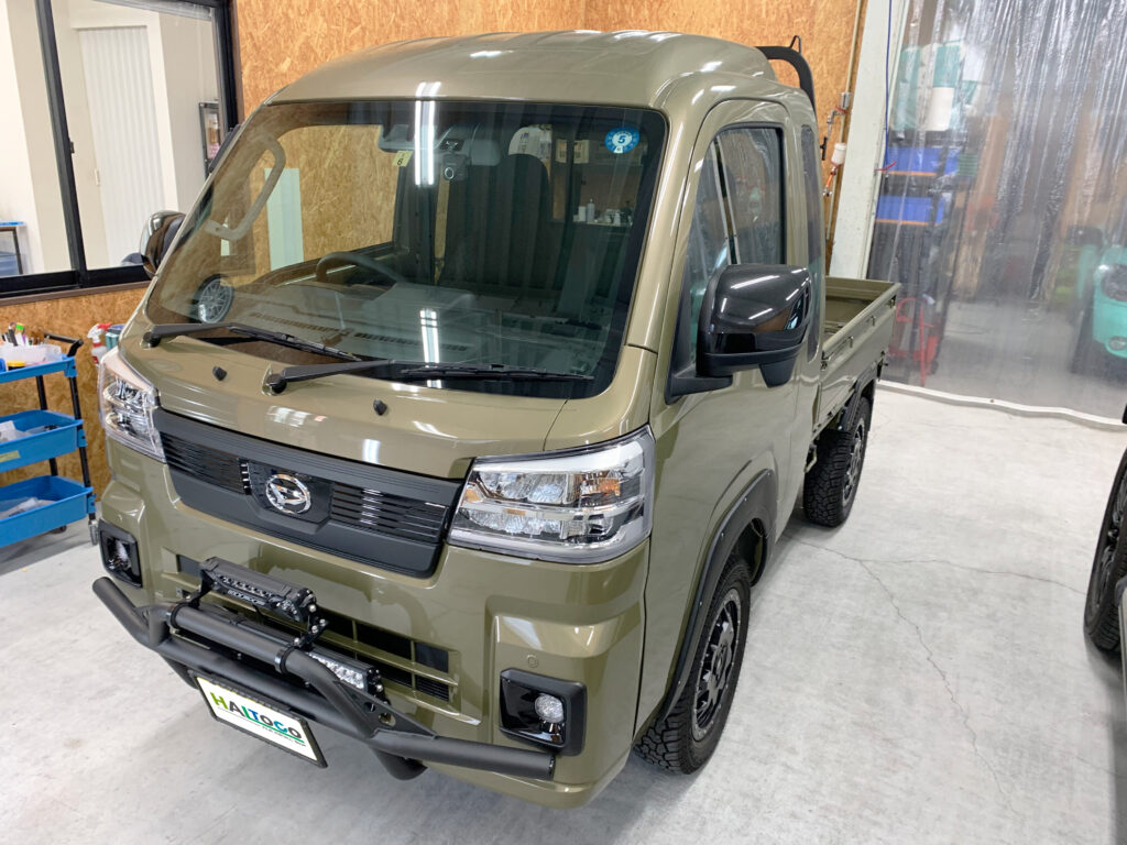 群馬のカーラッピング専門店でフロントグリルをブラックでパートラッピング施工したダイハツ・ハイゼット