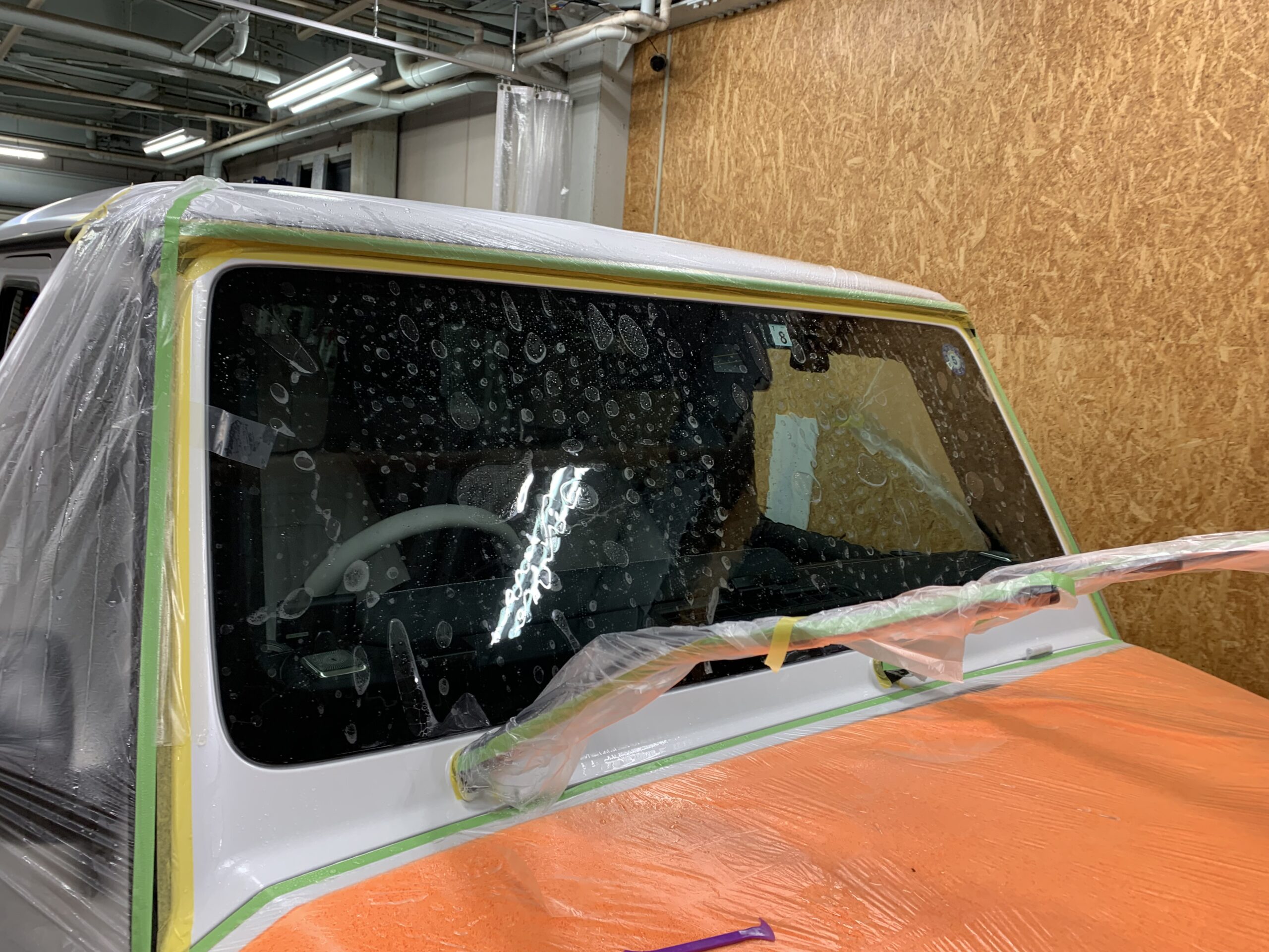 メルセデス・ベンツG400dのフロントガラスプロテクション施工中の様子