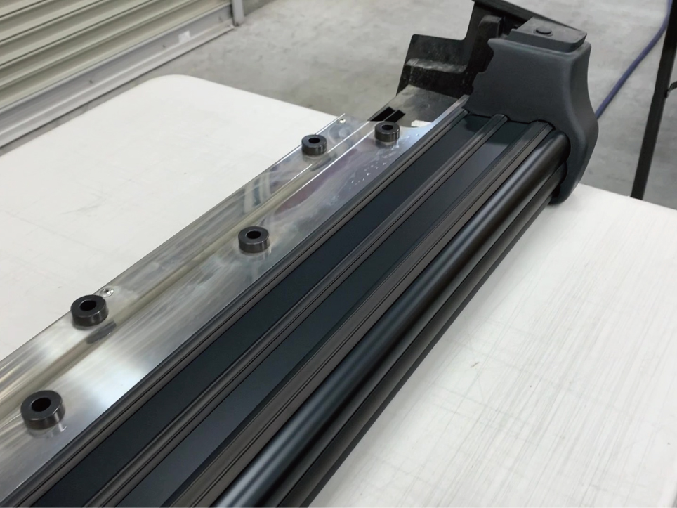 メルセデス・ベンツ G400dのサイドステッププロテクションフィルム施工パーツ単体の写真。フィルムの質感がわかる。