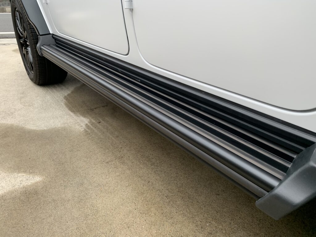 メルセデス・ベンツ G400dのサイドステップ全体見た施工後の様子。プロテクションフィルム施工により傷や汚れから保護されている。