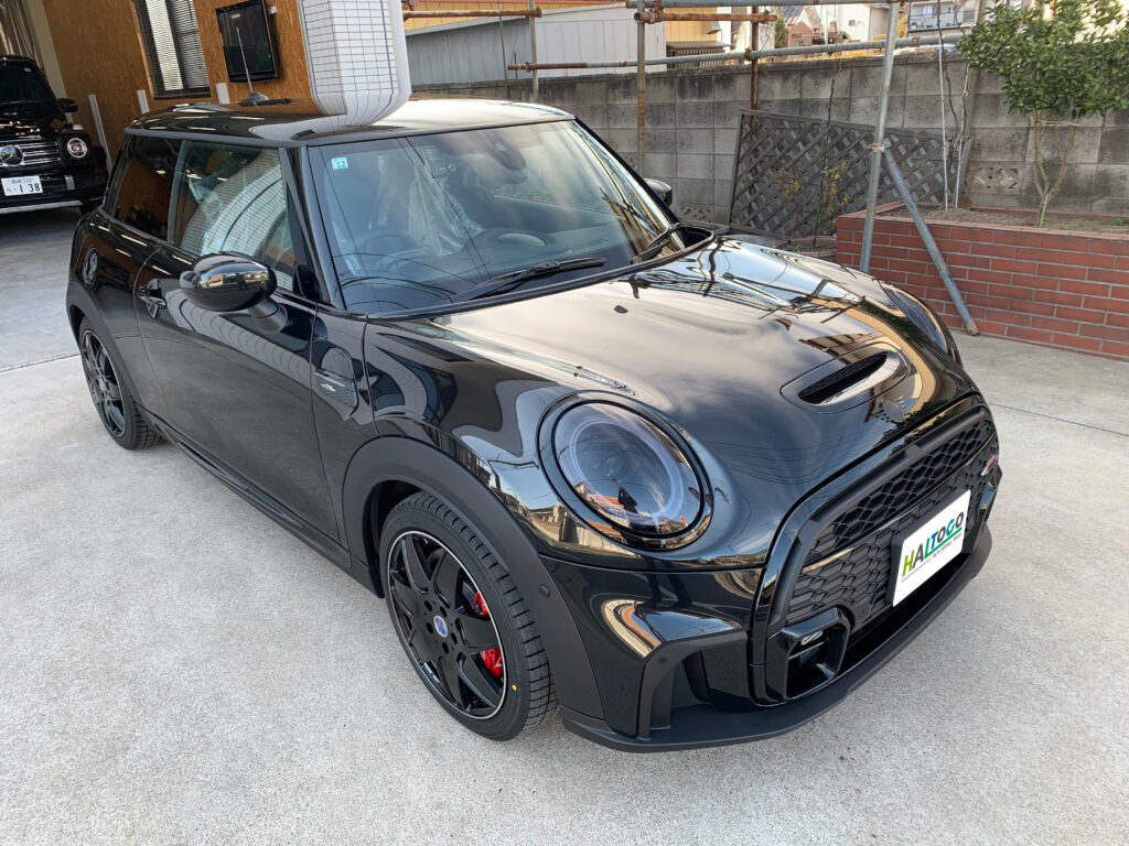 MINI F56 JCWの全体写真。ヘッドライトプロテクション施工後の艶感ある黒ボディとフロントデザインが分かる角度
