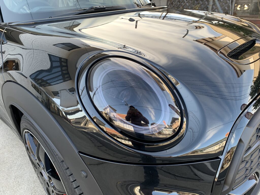 MINI F56 JCWのヘッドライト施工後のクローズアップ。プロテクションフィルムでレンズを保護し透明感を維持した状態