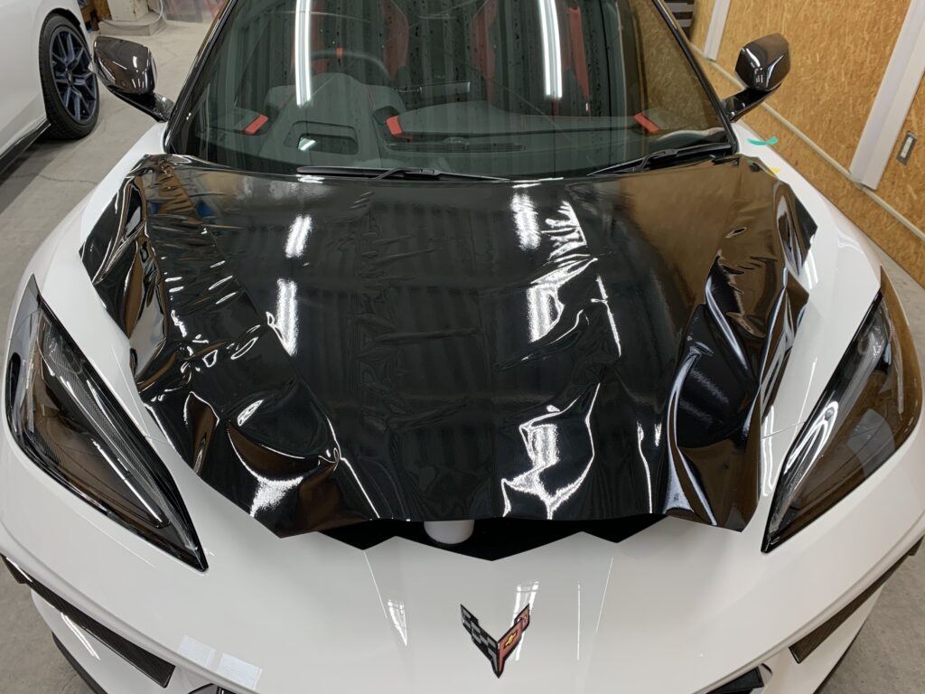 コルベットC8 ボンネットラッピング施工中 フィルム位置合わせ
