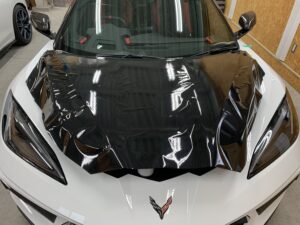 コルベットC8 ボンネットラッピング施工中 フィルム位置合わせ