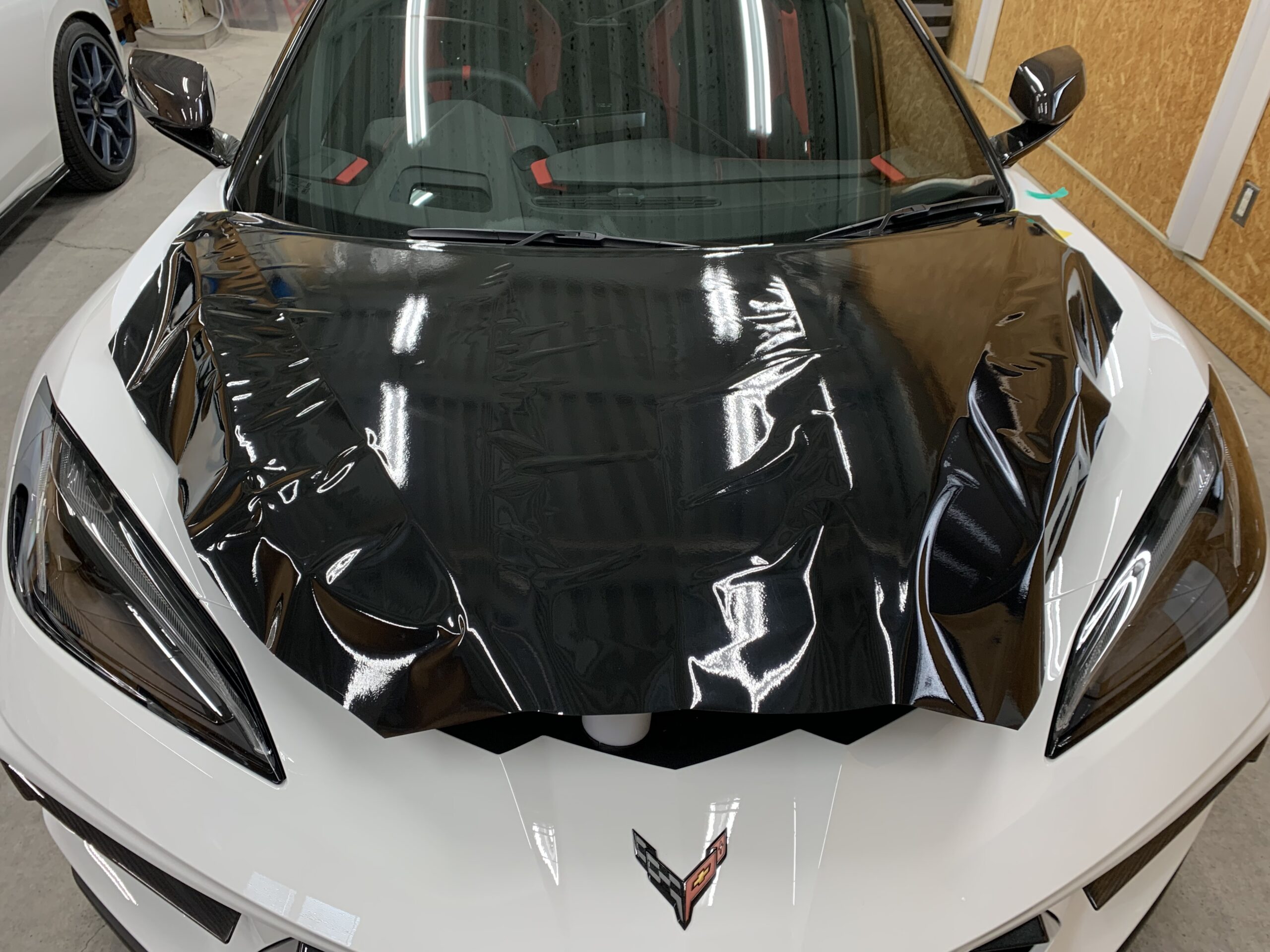 コルベットC8 ボンネットラッピング施工中 フィルム位置合わせ