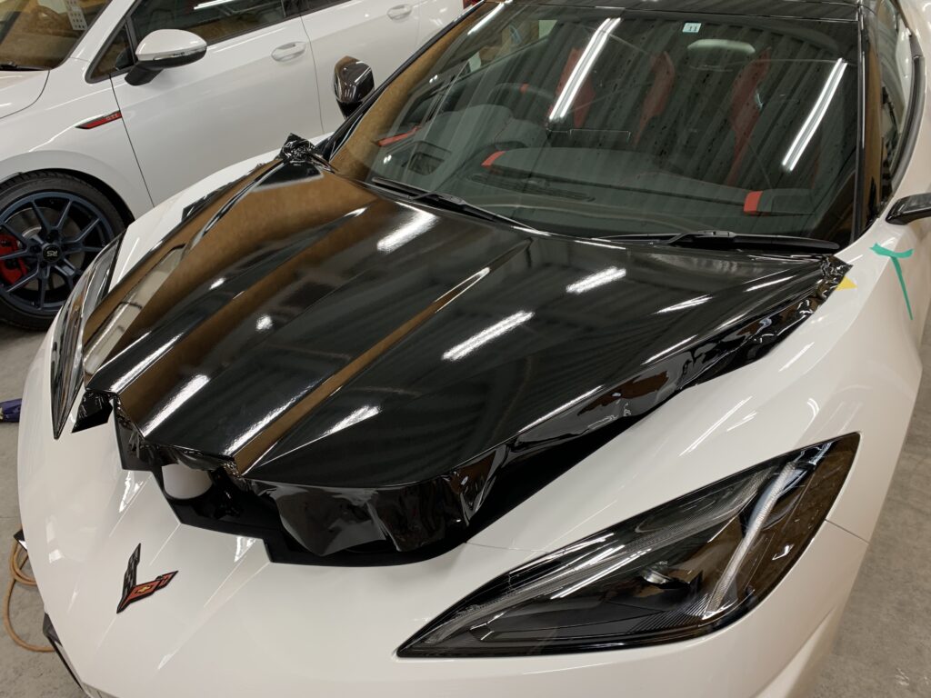 コルベットC8 ボンネットラッピング施工中 グロスブラックフィルム貼り込み