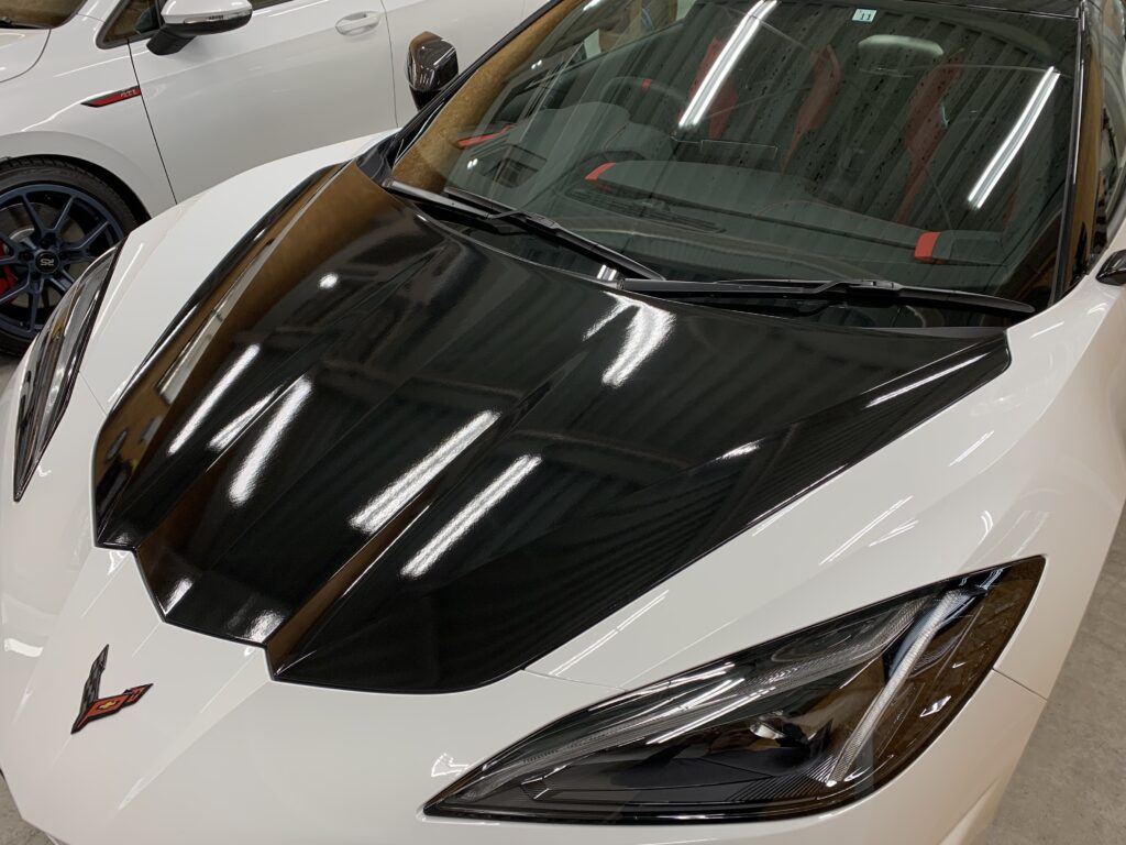 コルベットC8 ボンネットラッピング施工後 グロスブラックフィルム