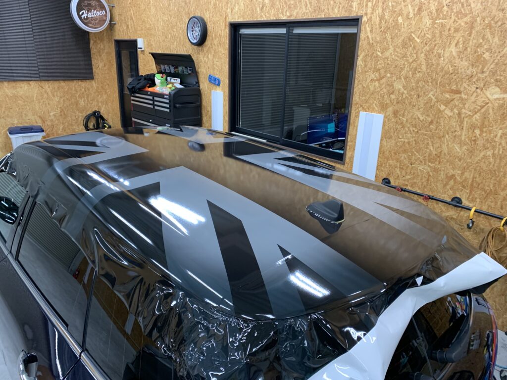 MINIクラブマン ルーフラッピング施工中 ユニオンジャックデザイン貼り込み作業