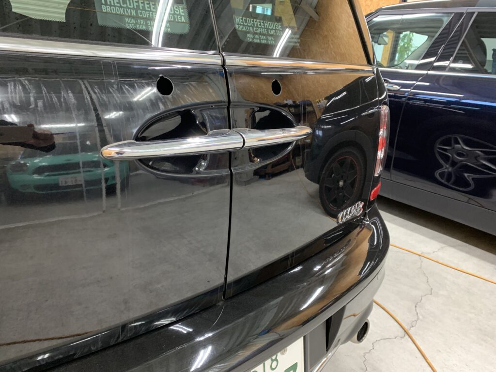 MINIクラブマン リアゲートの旧ストライプ剥離後の状態。経年劣化跡が確認できる。