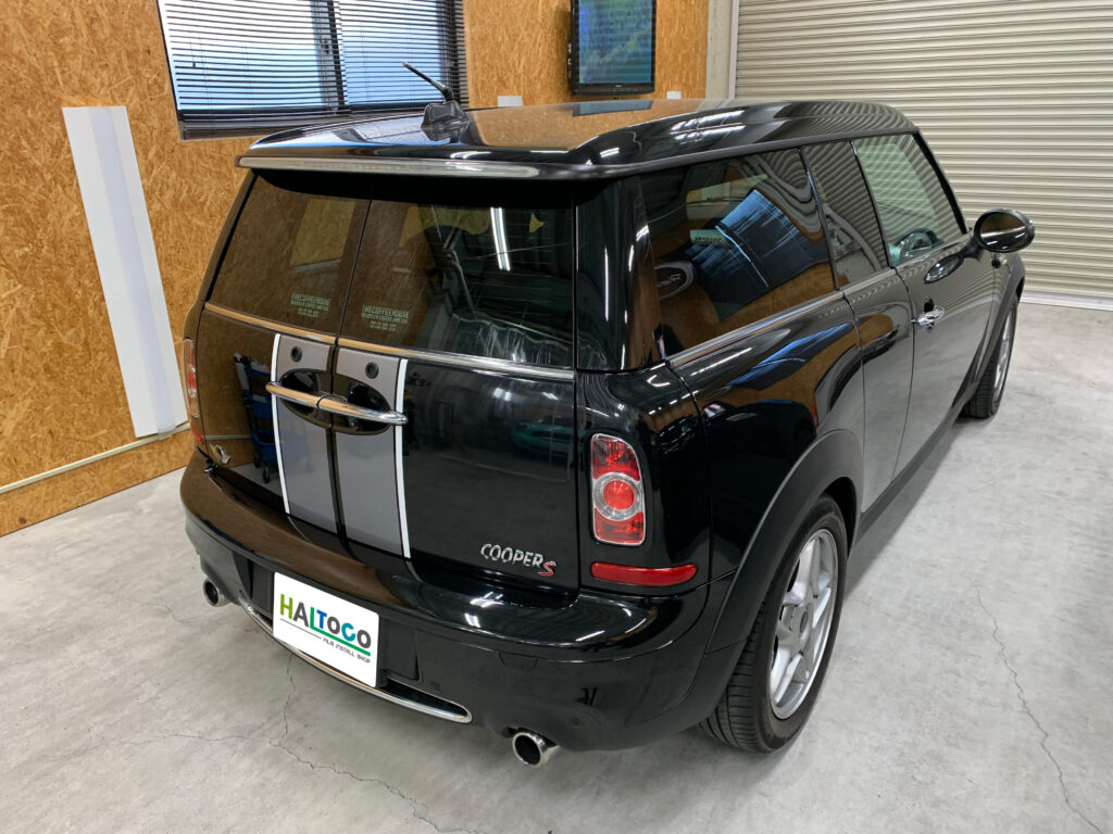 ブラックのMINIクラブマン（R55）クーパーS リアゲートにシルバー×ブラックラインのストライプを施工した仕上がり。