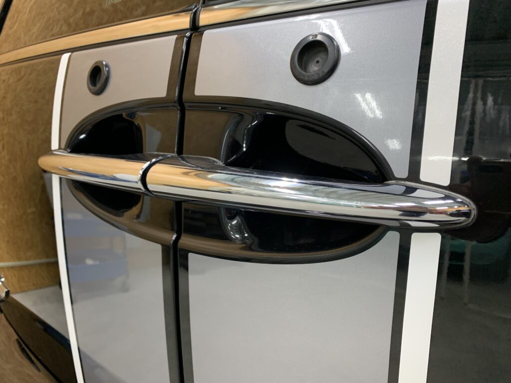 MINIクラブマン リア観音開きドアのストライプ施工部分のクローズアップ。ラインの位置と精度が分かる写真。