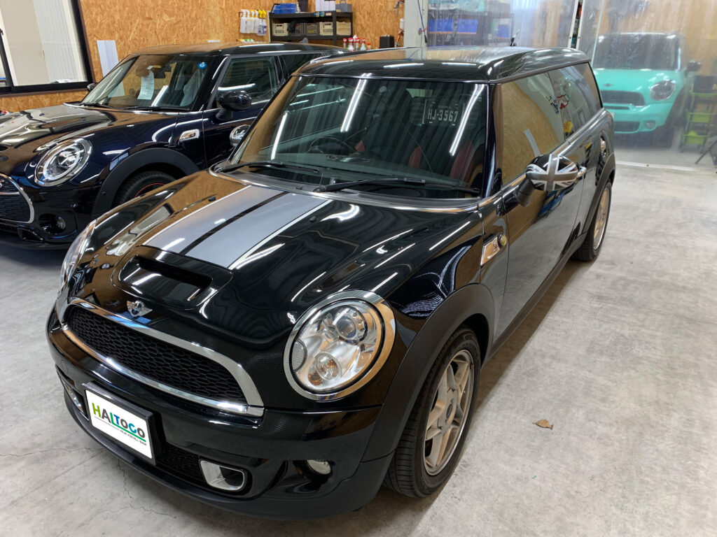MINIクラブマン（R55）クーパーSのボンネットストライプ貼替後のフロント全体写真。