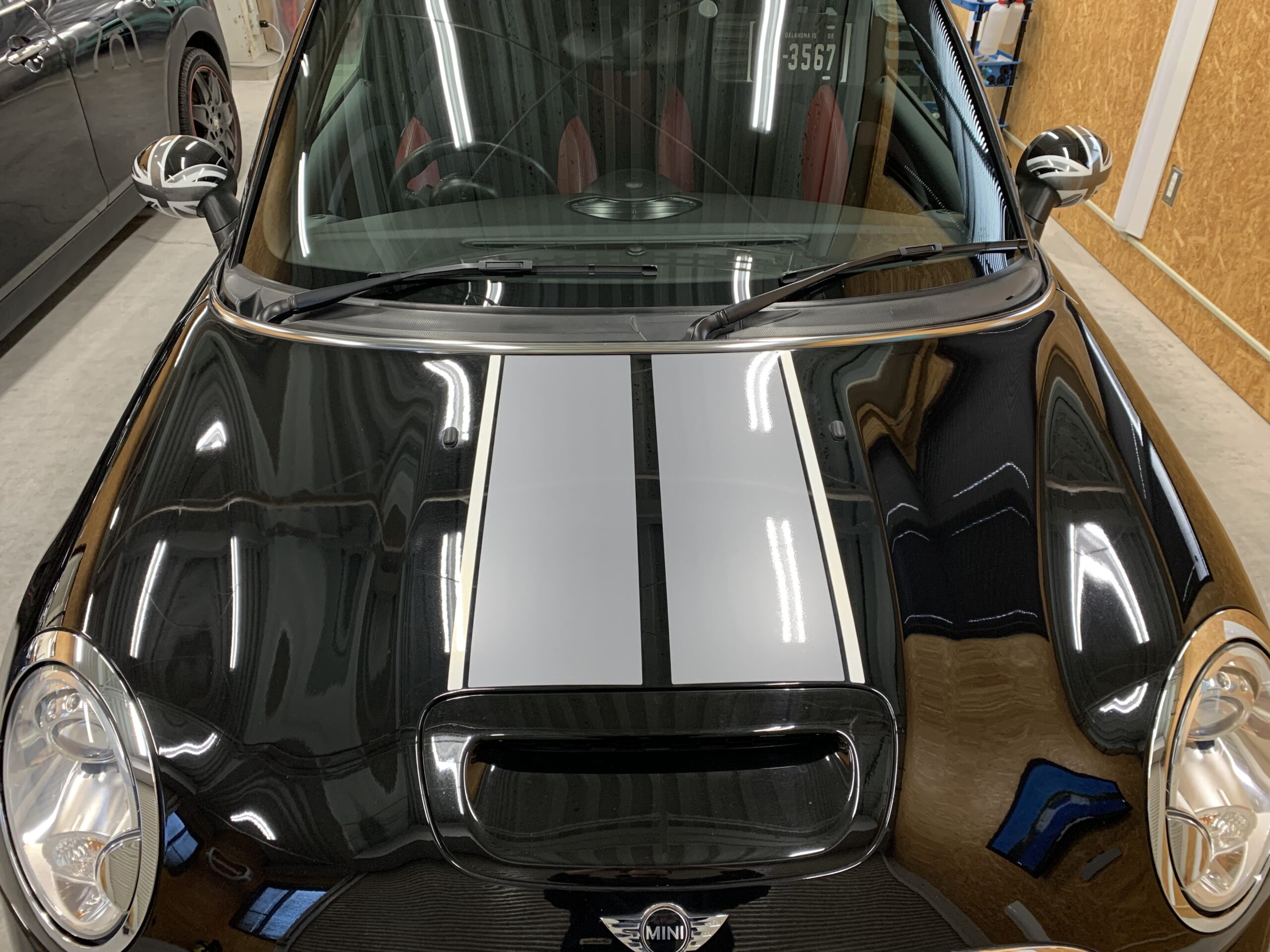 MINIクラブマンのボンネットに施工されたセンターストライプのアップ写真。左右均等に配置されたデザイン。