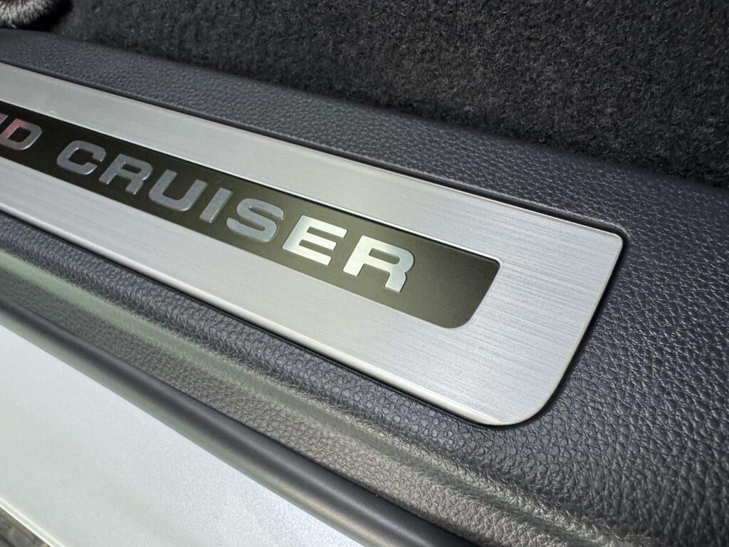 ランクル300純正スカッフプレートの「CRUISER」ロゴ部分アップ。プレート部分へ透明プロテクションフィルムを施工し、自然な仕上がりとなっている様子。