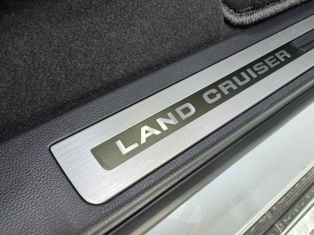 ランドクルーザー300の「LAND CRUISER」ロゴ入り純正スカッフプレート。乗降時に傷が入りやすいプレート部分へ透明プロテクションフィルムを施工した完成写真。