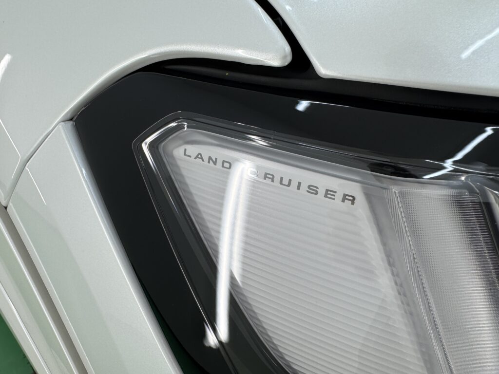 施工後のランドクルーザー300ヘッドライトアップ写真。透明度の高いプロテクションフィルムを施工しており、拡大してもフィルムの存在がわからないほど自然な仕上がり。