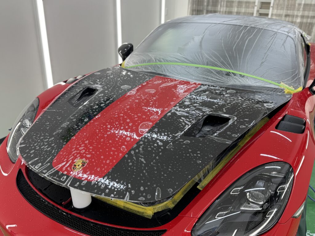 718 Spyder RS カーボンボンネットPPF施工中