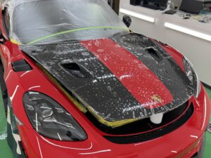 718 Spyder RS カーボンボンネットPPF施工中
