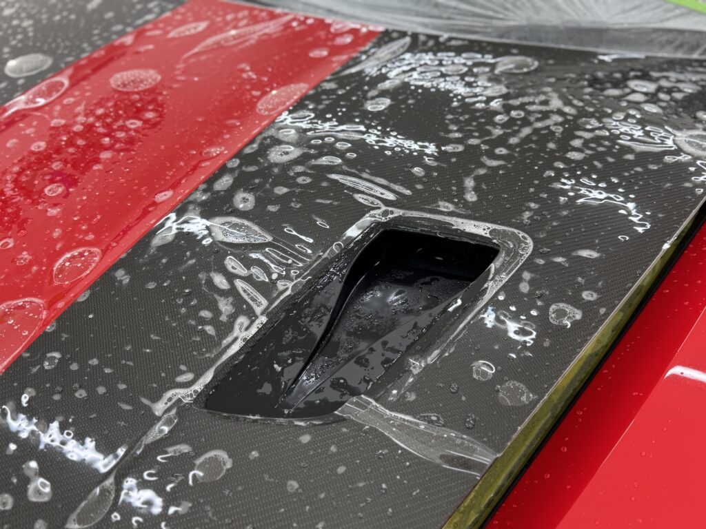 718 Spyder RS カーボンボンネットPPF施工。ダクトのアップ