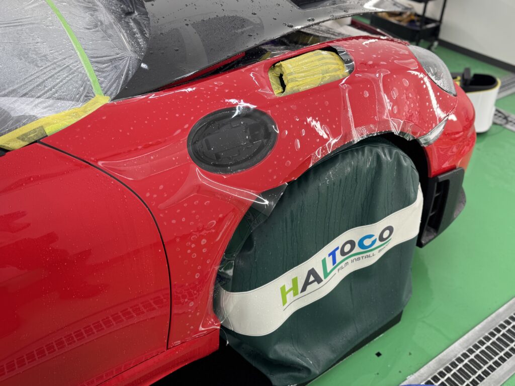 718 Spyder RS フロントフェンダーPPF施工中