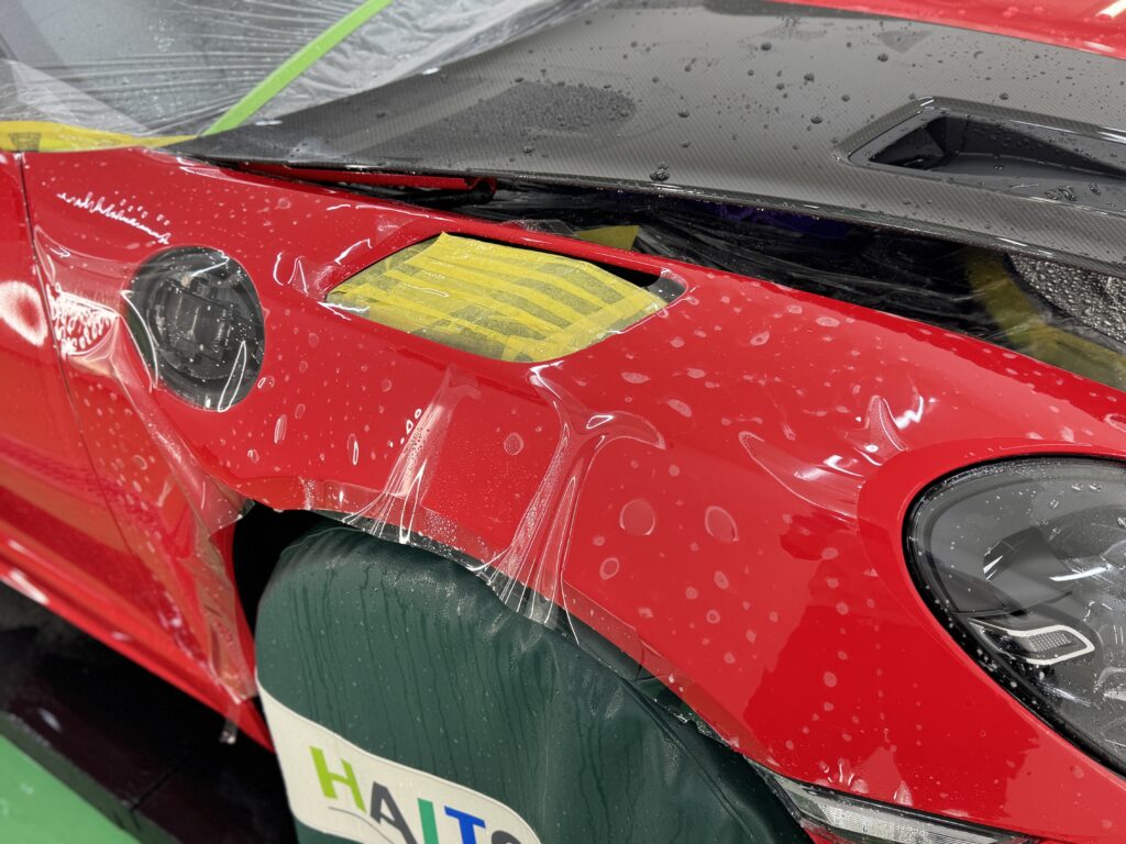 Porsche 718 Spyder RS フロントフェンダーPPF施工中