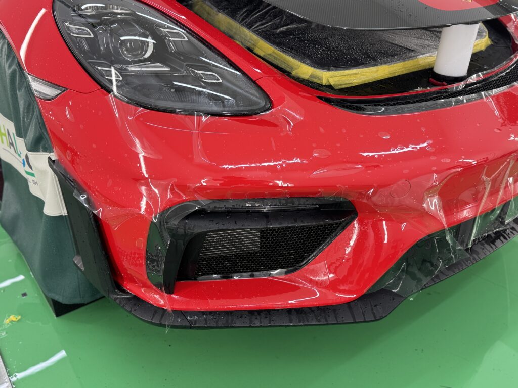 718 Spyder RS フロント周りPPF施工中
