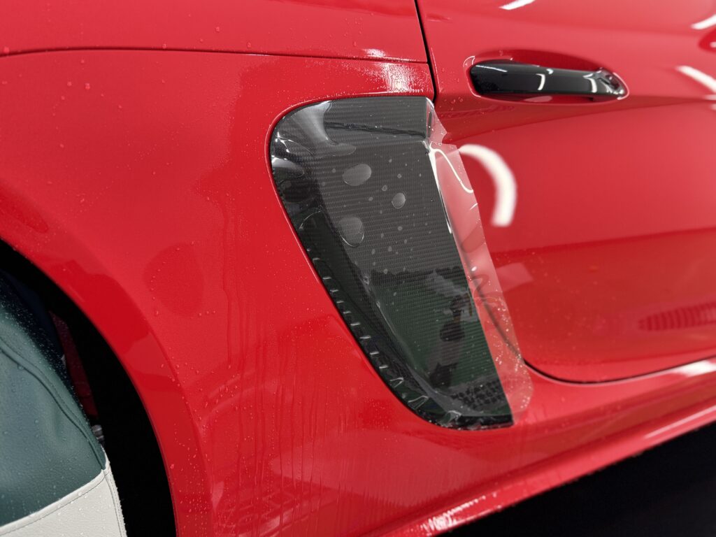 718 Spyder RS サイドインテークPPF施工中
