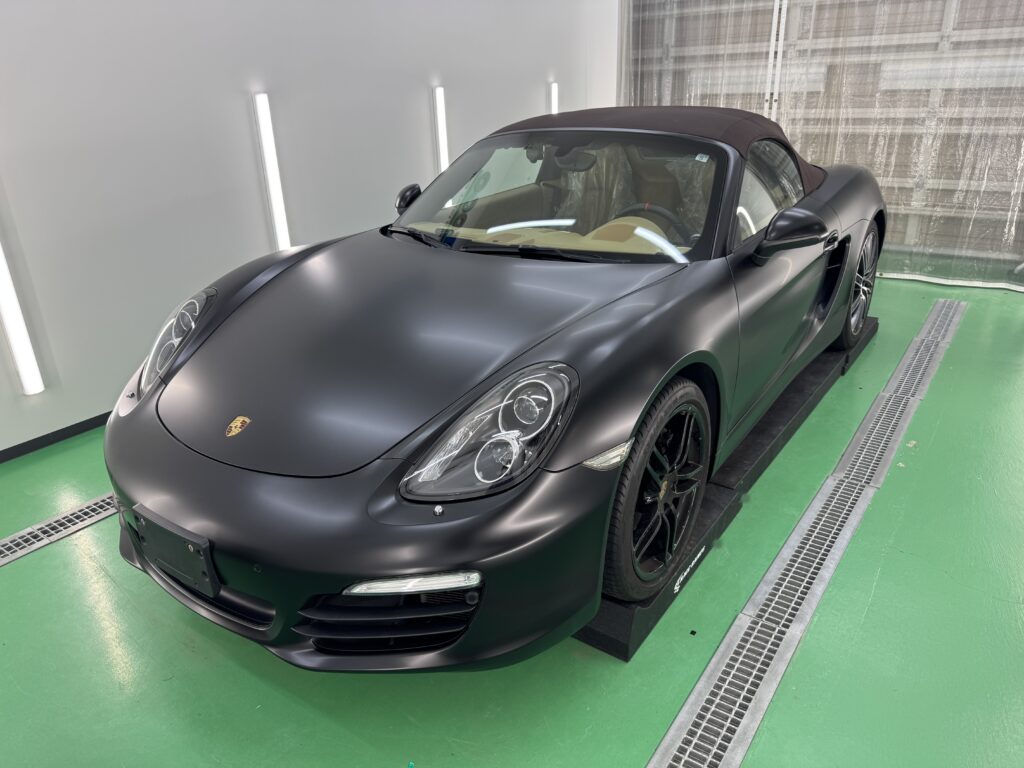 3Mサテンブラックでフルラッピング施工をしたポルシェ981型ボクスターのフロントビュー