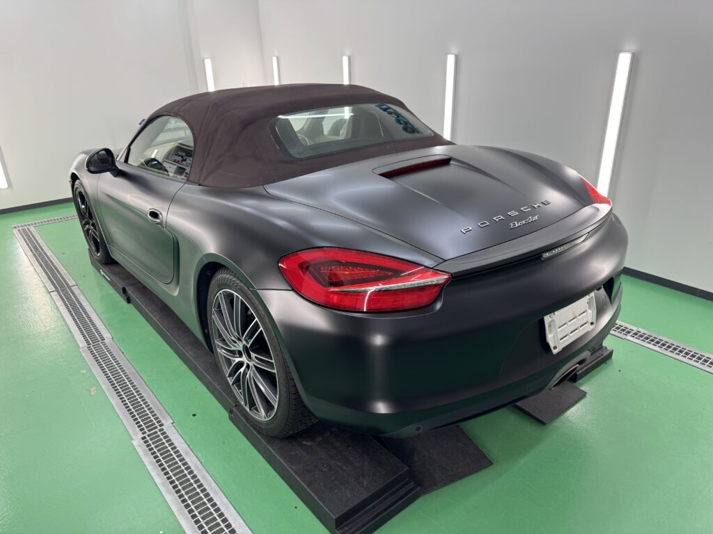 3Mサテンブラックでフルラッピング施工をしたポルシェ981型ボクスターのリアビュー