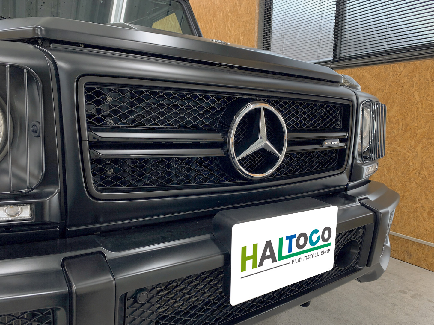 メルセデスAMG G63のフロントグリル周りをブラックアウトラッピングした施工後写真