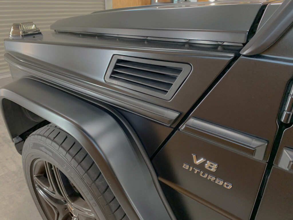 メルセデスAMG G63のサイドモールをブラックアウトラッピングした施工後写真