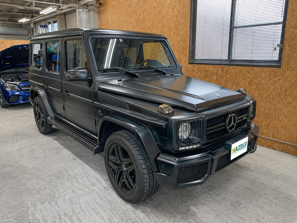 ブラックアウトラッピングを施工したメルセデスAMG G63の全体サイドフロントビュー