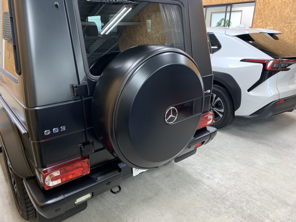 メルセデスAMG G63のスペアタイヤカバーをマットブラック化したリアビュー