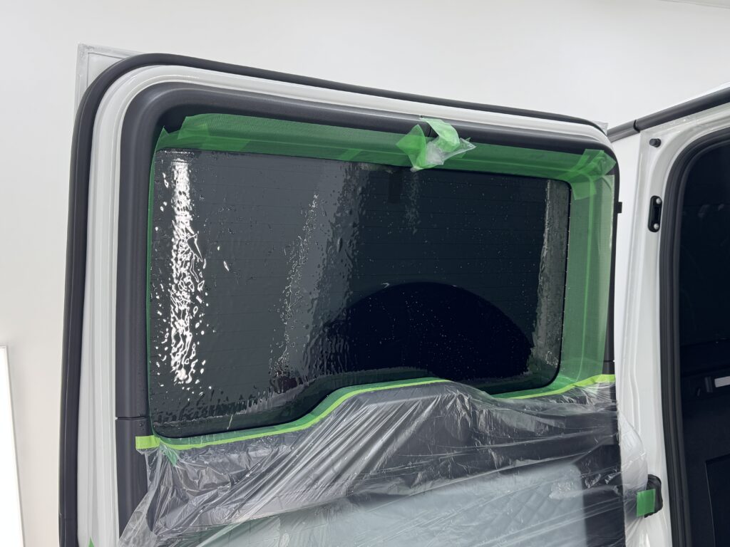 Mercedes-Benz G450d リアハッチガラス スモークフィルム施工中