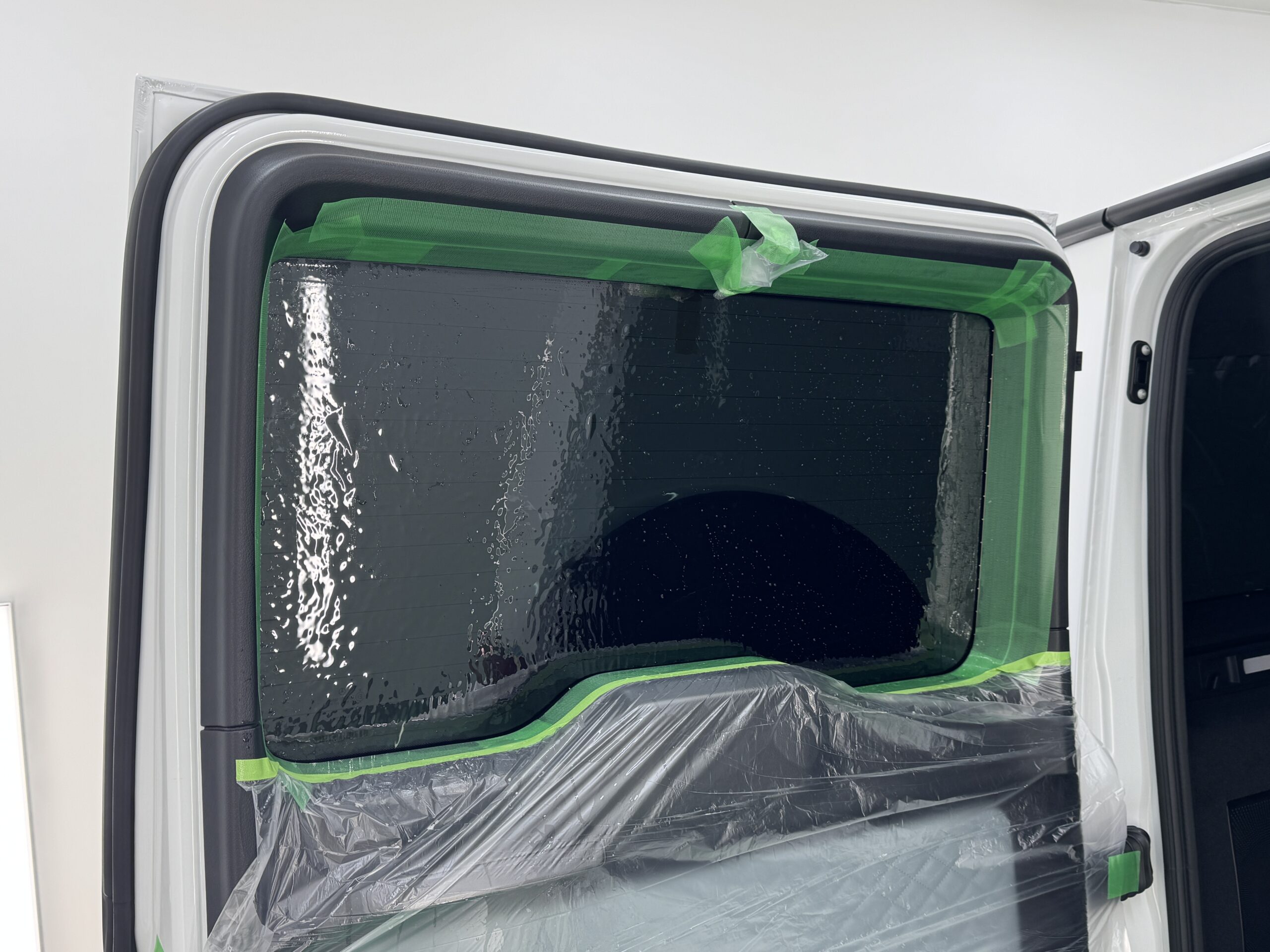 Mercedes-Benz G450d リアハッチガラス スモークフィルム施工中