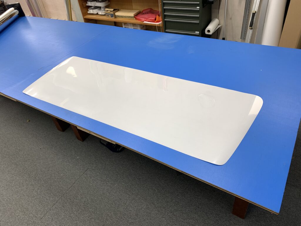 Gクラス専用サイズにカットしたガラスプロテクションフィルム施工前の状態