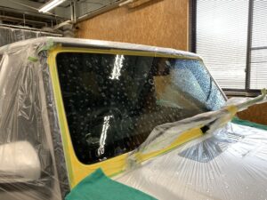 メルセデス・ベンツ ゲレンデのフロントガラスへプロテクションフィルムを施工中